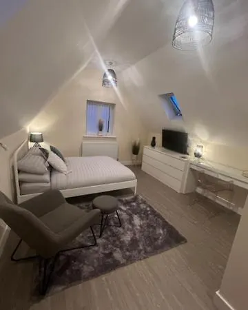 8 Studio, Cosy Loft, 50m To Airbus, Bus-stop 20m, Apartment *