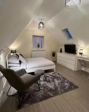 8 Studio, Cosy Loft, 50m To Airbus, Bus-stop 20m, *