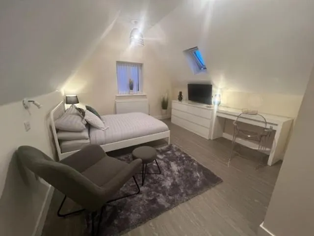 8 Studio, Cosy Loft, 50m To Airbus, Bus-stop 20m, شقة بريستول