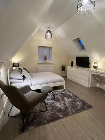 8 Studio, Cosy Loft, 50m To Airbus, Bus-stop 20m, *