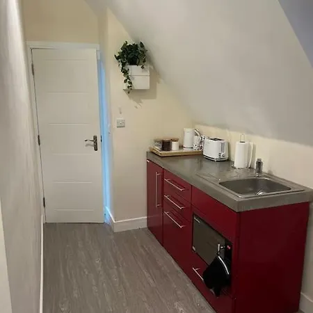 8 Studio, Cosy Loft, 50m To Airbus, Bus-stop 20m, شقة