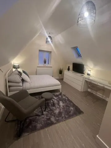 8 Studio, Cosy Loft, 50m To Airbus, Bus-stop 20m, דירה *