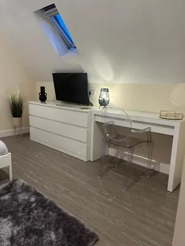 8 Studio, Cosy Loft, 50m To Airbus, Bus-stop 20m, * בריסטול